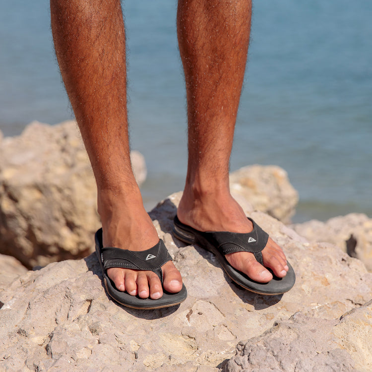 REEF FANNING BOTTLE OPENER THONG