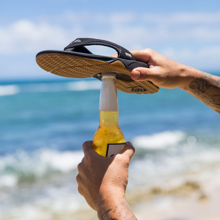 REEF FANNING BOTTLE OPENER THONG