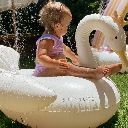 SUNNYLIFE INFLATABLE SPRINKLER PRINCESS SWAN